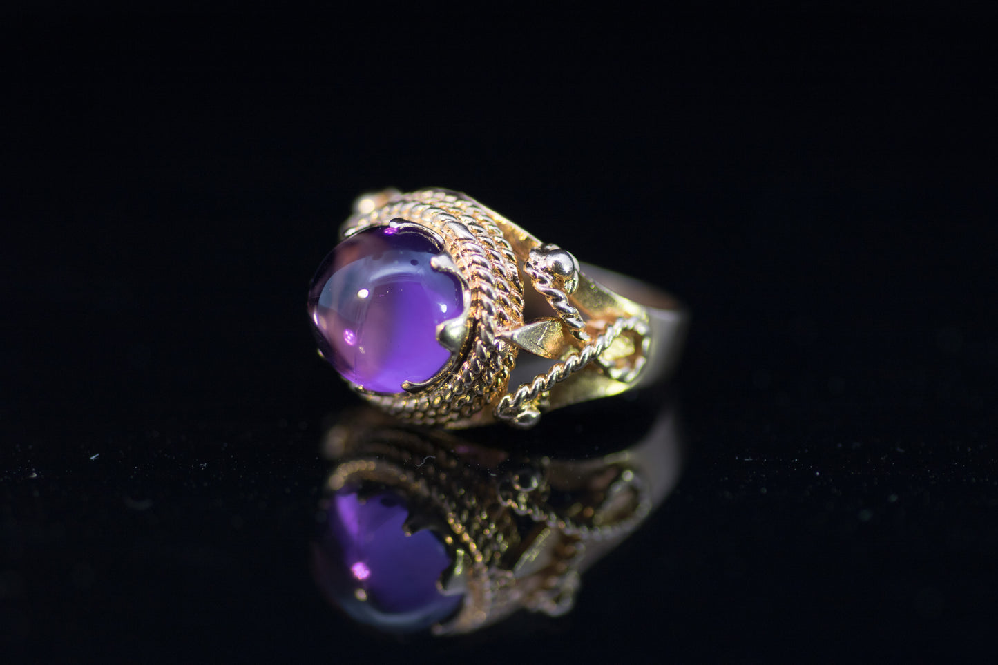 Vintage 9ct Gold and Amethyst Cabochon Etruscan Style Ring. Assayed in London 1972.