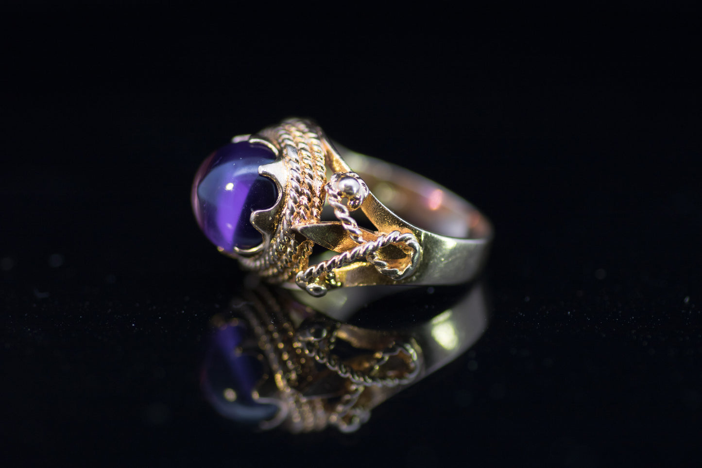 Vintage 9ct Gold and Amethyst Cabochon Etruscan Style Ring. Assayed in London 1972.