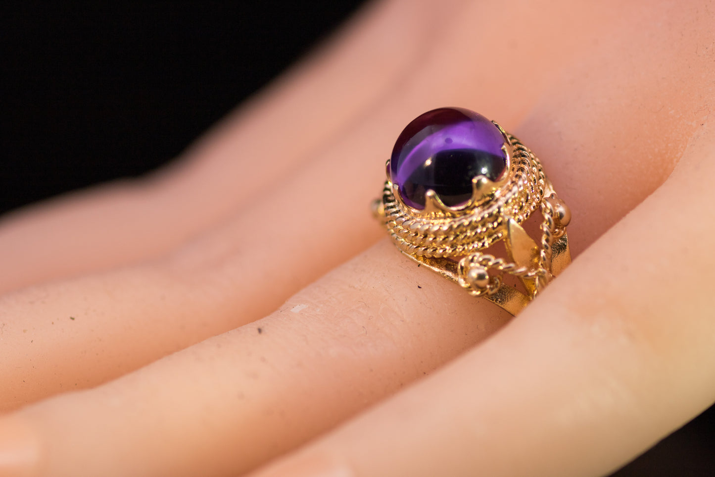 Vintage 9ct Gold and Amethyst Cabochon Etruscan Style Ring. Assayed in London 1972.
