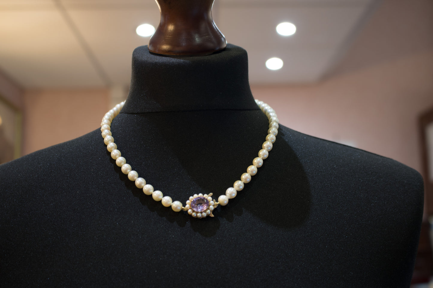 Vintage Cultured Pearl Necklace With Lovely Gold Amethyst & Pearl Clasp. Birmingham 1966