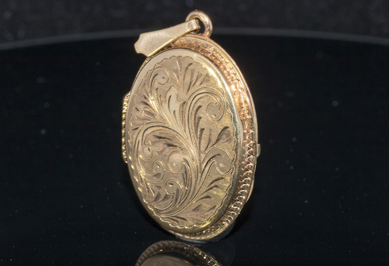 Good Quality Vintage 9ct Gold Hand Engraved Locket  English Made. C.1970s