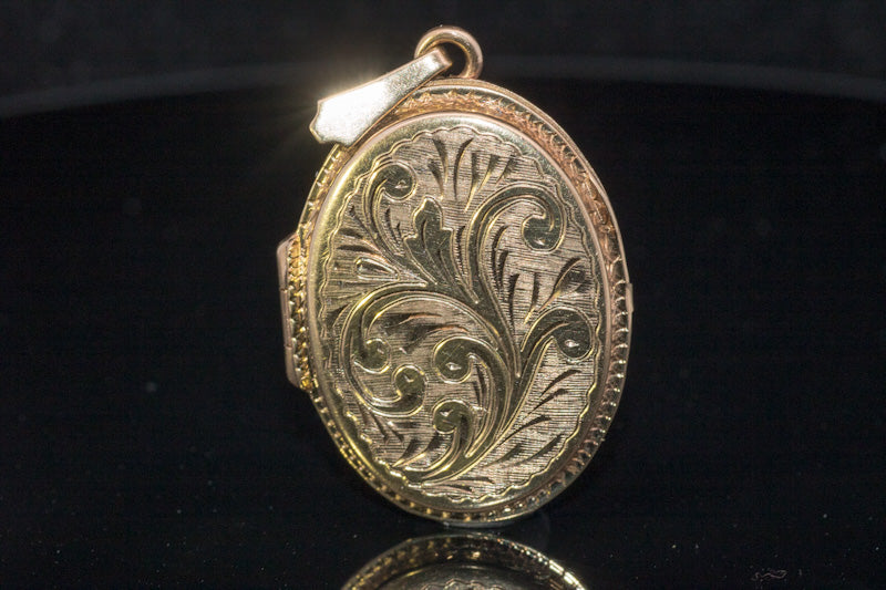 Good Quality Vintage 9ct Gold Hand Engraved Locket  English Made. C.1970s
