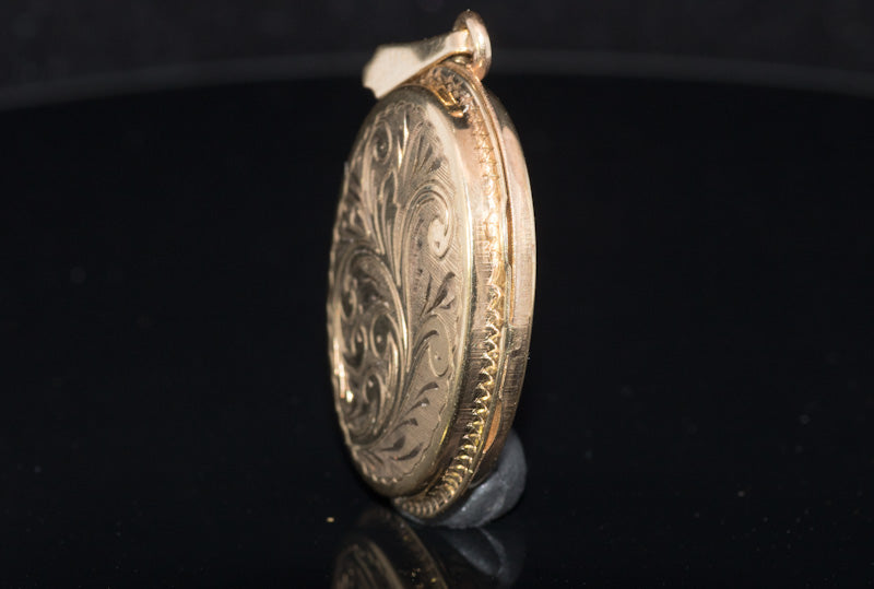 Good Quality Vintage 9ct Gold Hand Engraved Locket  English Made. C.1970s