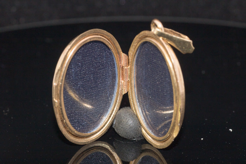 Good Quality Vintage 9ct Gold Hand Engraved Locket  English Made. C.1970s