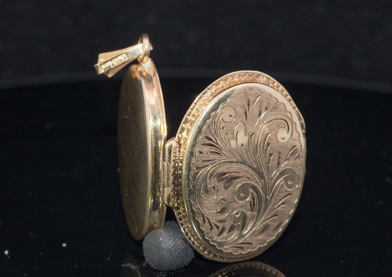 Good Quality Vintage 9ct Gold Hand Engraved Locket  English Made. C.1970s