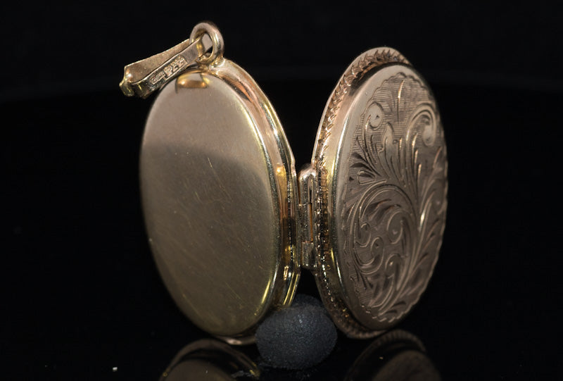Good Quality Vintage 9ct Gold Hand Engraved Locket  English Made. C.1970s