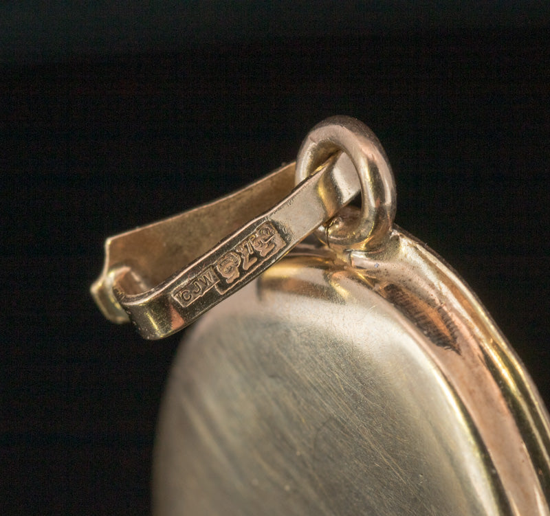 Good Quality Vintage 9ct Gold Hand Engraved Locket  English Made. C.1970s