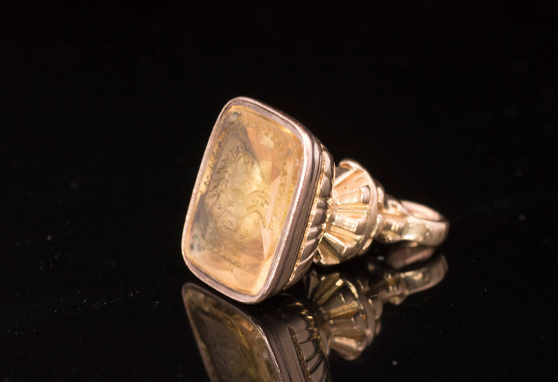 Antique 15ct Gold Seal Engraved Fob. 'Refulgent in Tenebris' (They Shine In The Dark).
