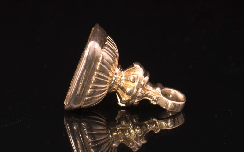 Antique 15ct Gold Seal Engraved Fob. 'Refulgent in Tenebris' (They Shine In The Dark).