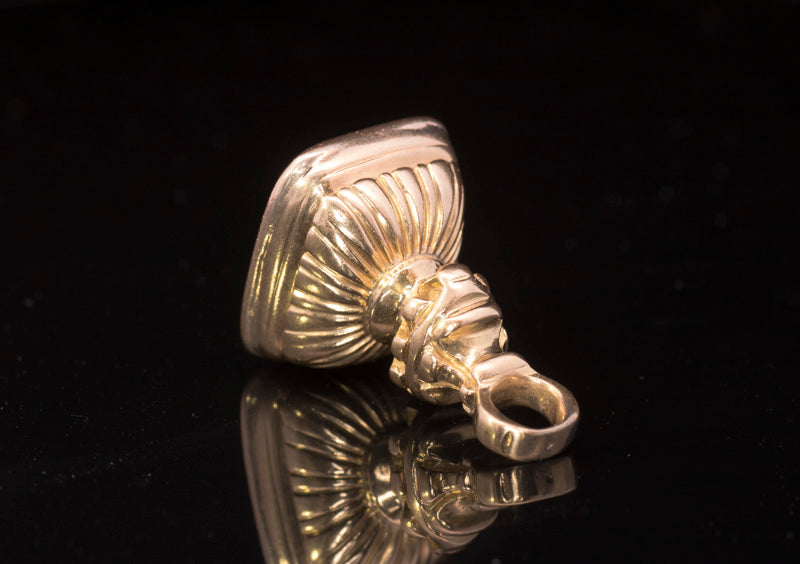 Antique 15ct Gold Seal Engraved Fob. 'Refulgent in Tenebris' (They Shine In The Dark).