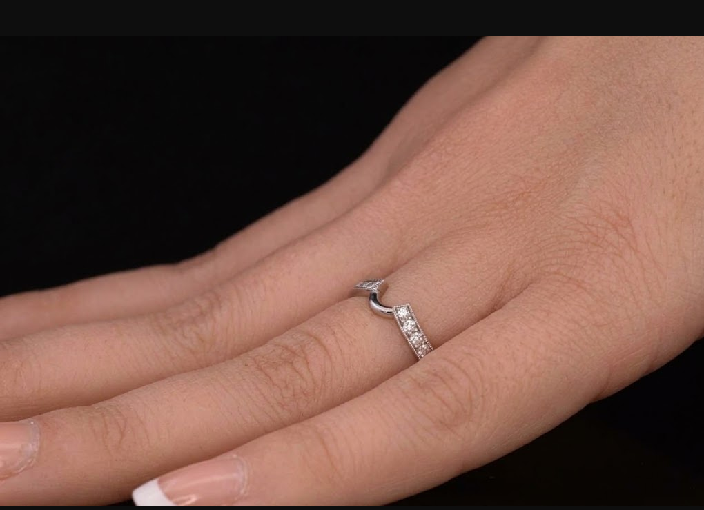 18ct White Gold and Diamond Fitted Wedding Band