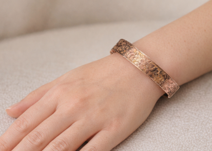 Antique Art Deco 9ct Rose Gold Hinged Bangle with Engraved Foliate Motifs. Dated Chester 1920.