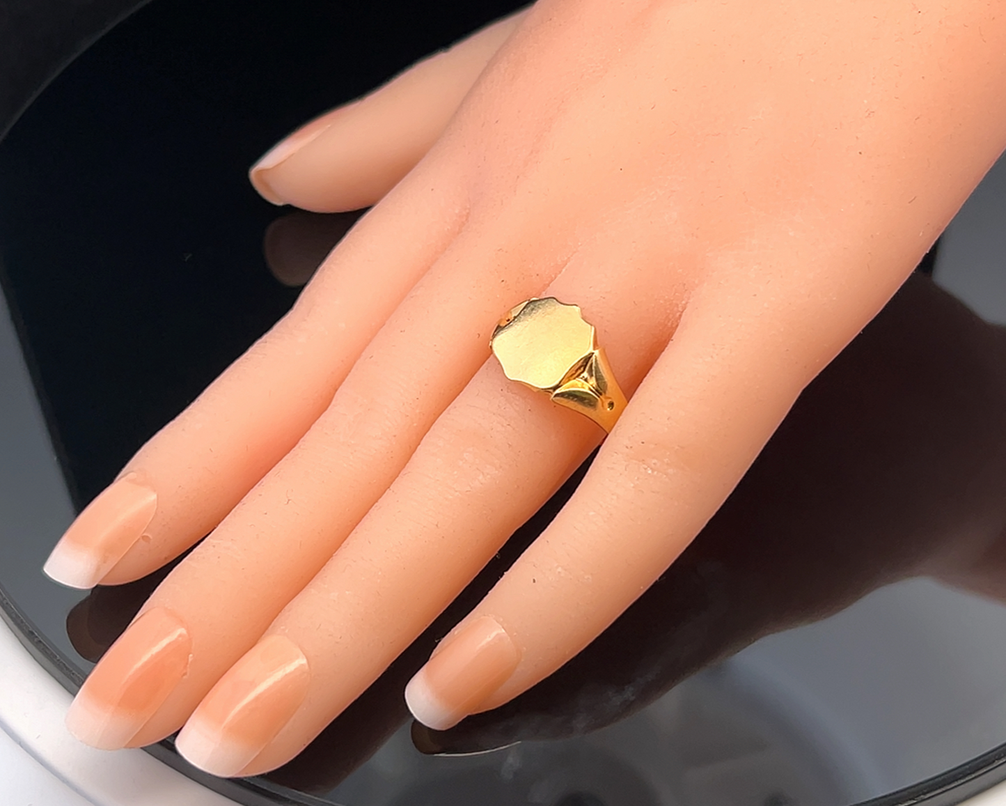 Vintage Art Deco Shield Motif 18ct Gold Signet Ring