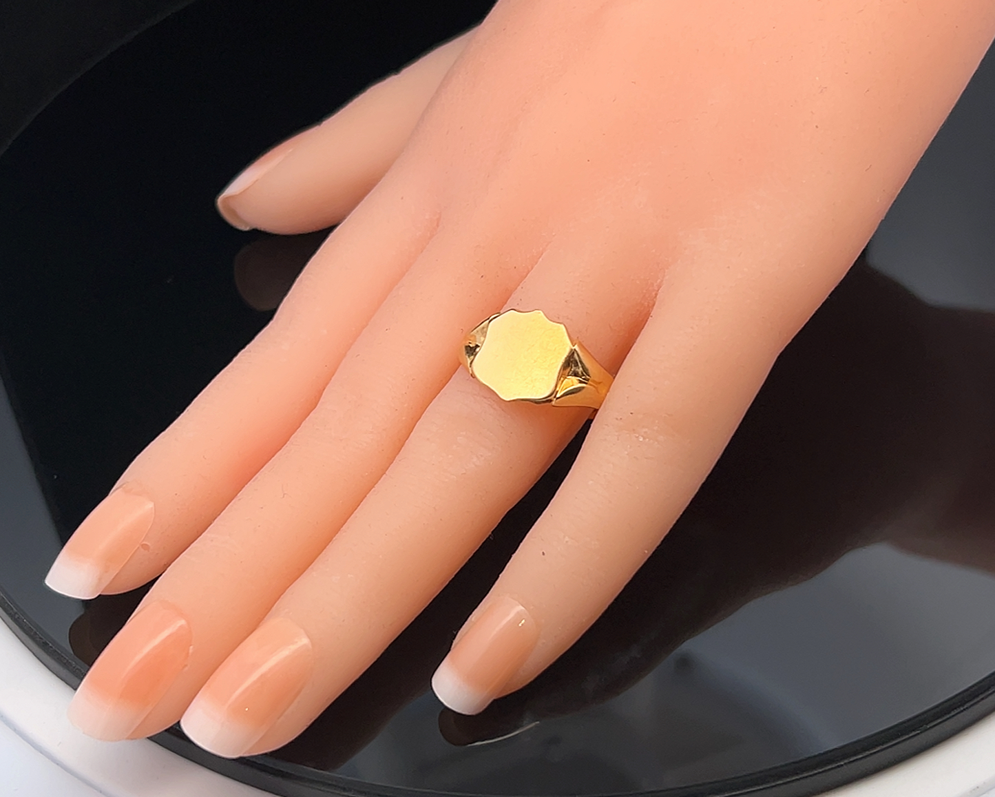 Vintage Art Deco Shield Motif 18ct Gold Signet Ring