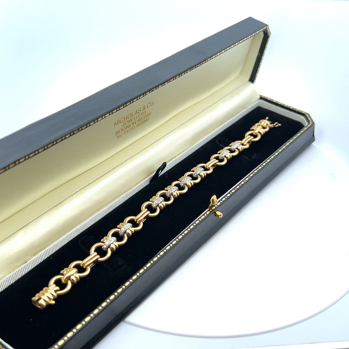Vintage Diamond Set 18ct Gold Bracelet. Fabulous Quality.