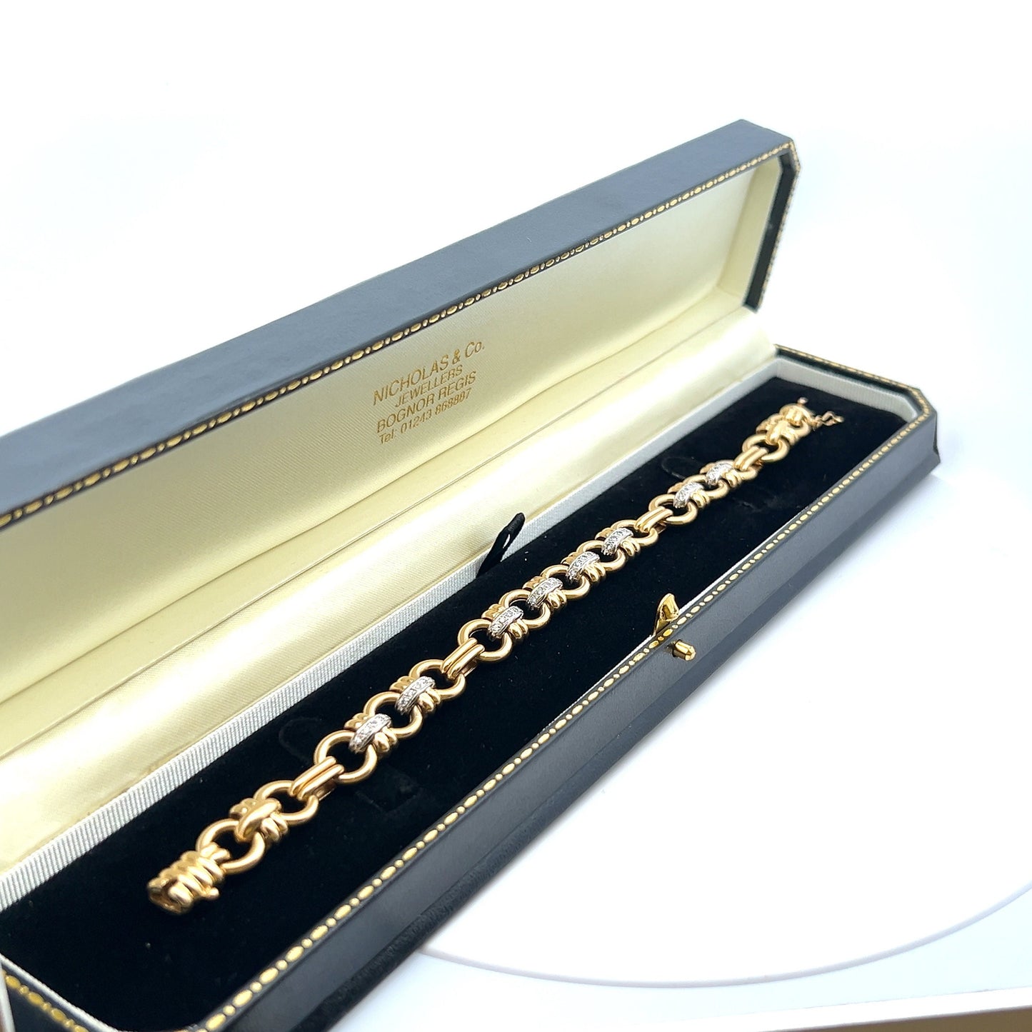Vintage Diamond Set 18ct Gold Bracelet. Fabulous Quality.