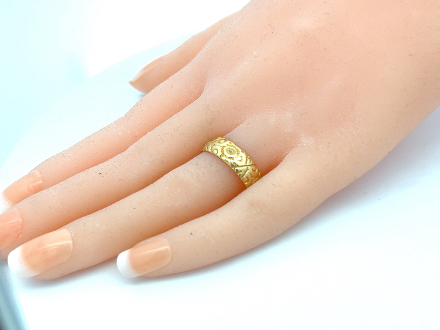 Antique Edwardian 18ct Gold Hand Engraved Wedding Ring. English. London 1918. Quality 6.1g. 6mm Wide.