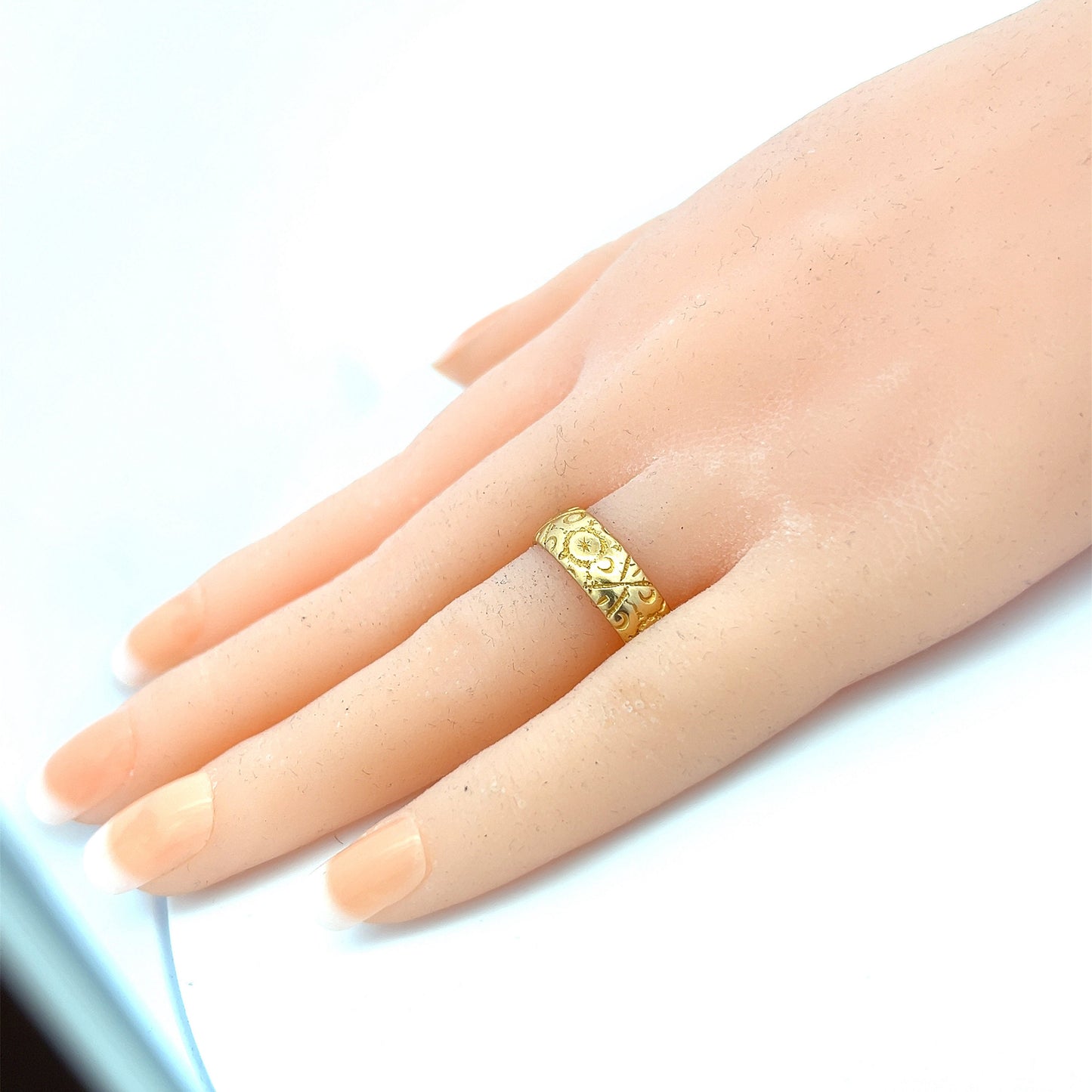 Antique Edwardian 18ct Gold Hand Engraved Wedding Ring. English. London 1918. Quality 6.1g. 6mm Wide.