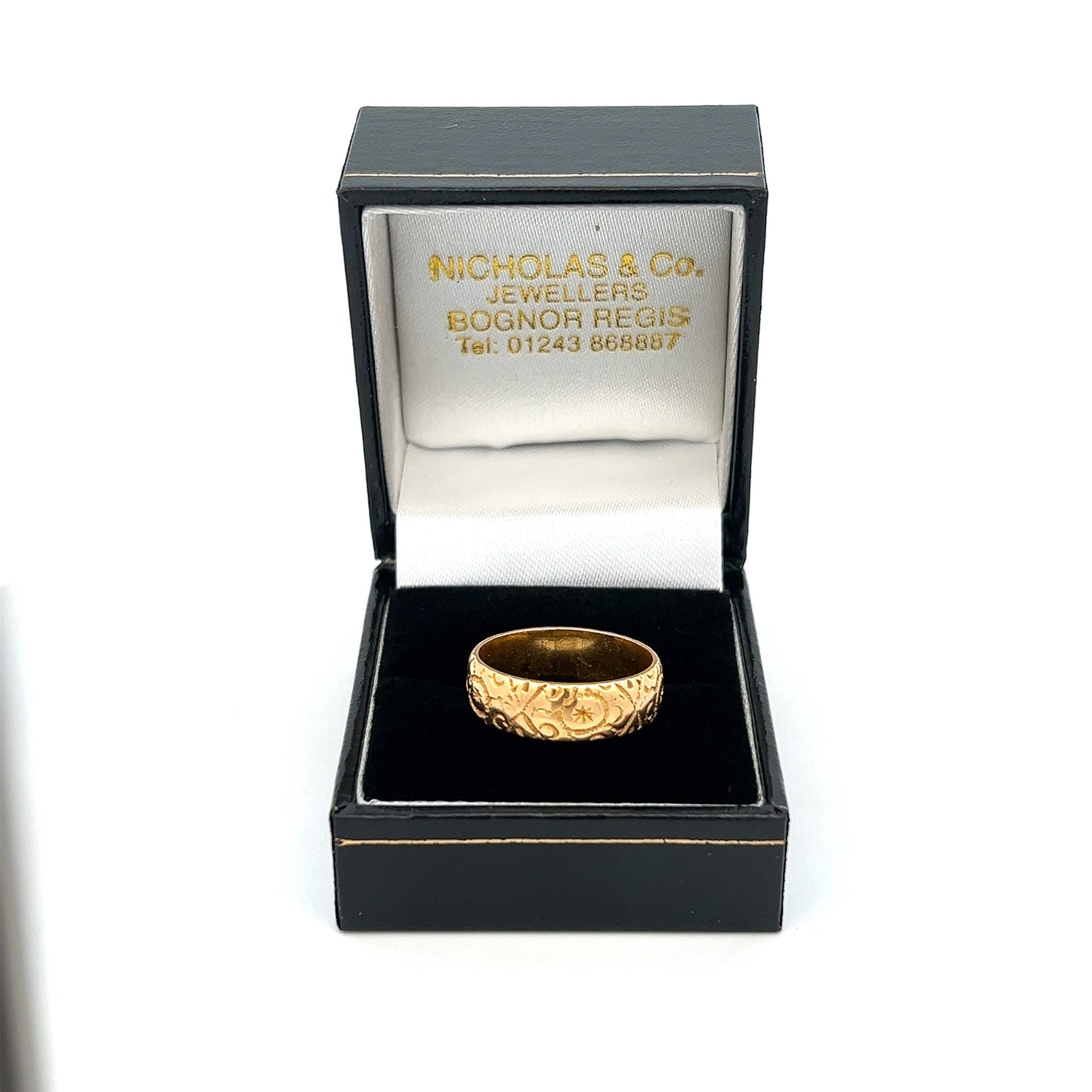 Antique Edwardian 18ct Gold Hand Engraved Wedding Ring. English. London 1918. Quality 6.1g. 6mm Wide.