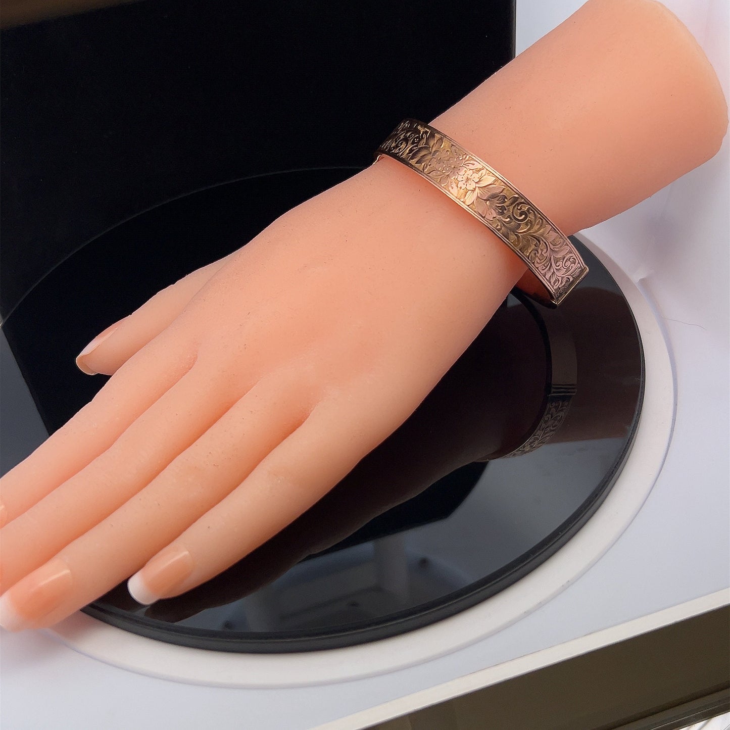 Antique Art Deco 9ct Rose Gold Hinged Bangle with Engraved Foliate Motifs. Dated Chester 1920.