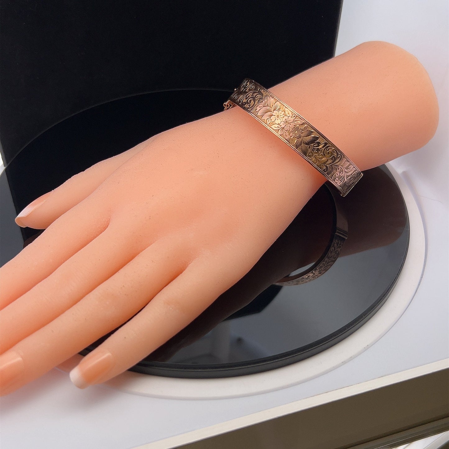 Antique Art Deco 9ct Rose Gold Hinged Bangle with Engraved Foliate Motifs. Dated Chester 1920.