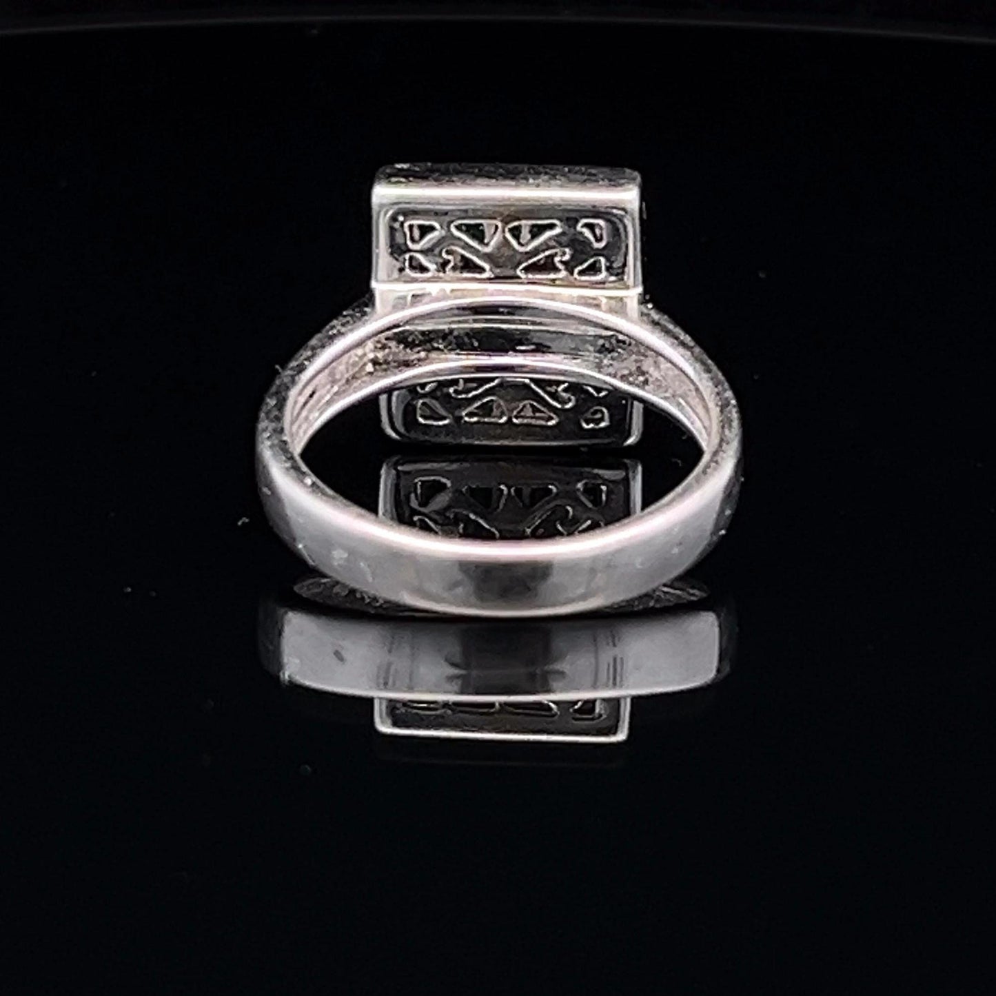 18ct White Gold Emerald and Diamond Art Deco Style Tablet Cluster. Pre-Loved Bargain.