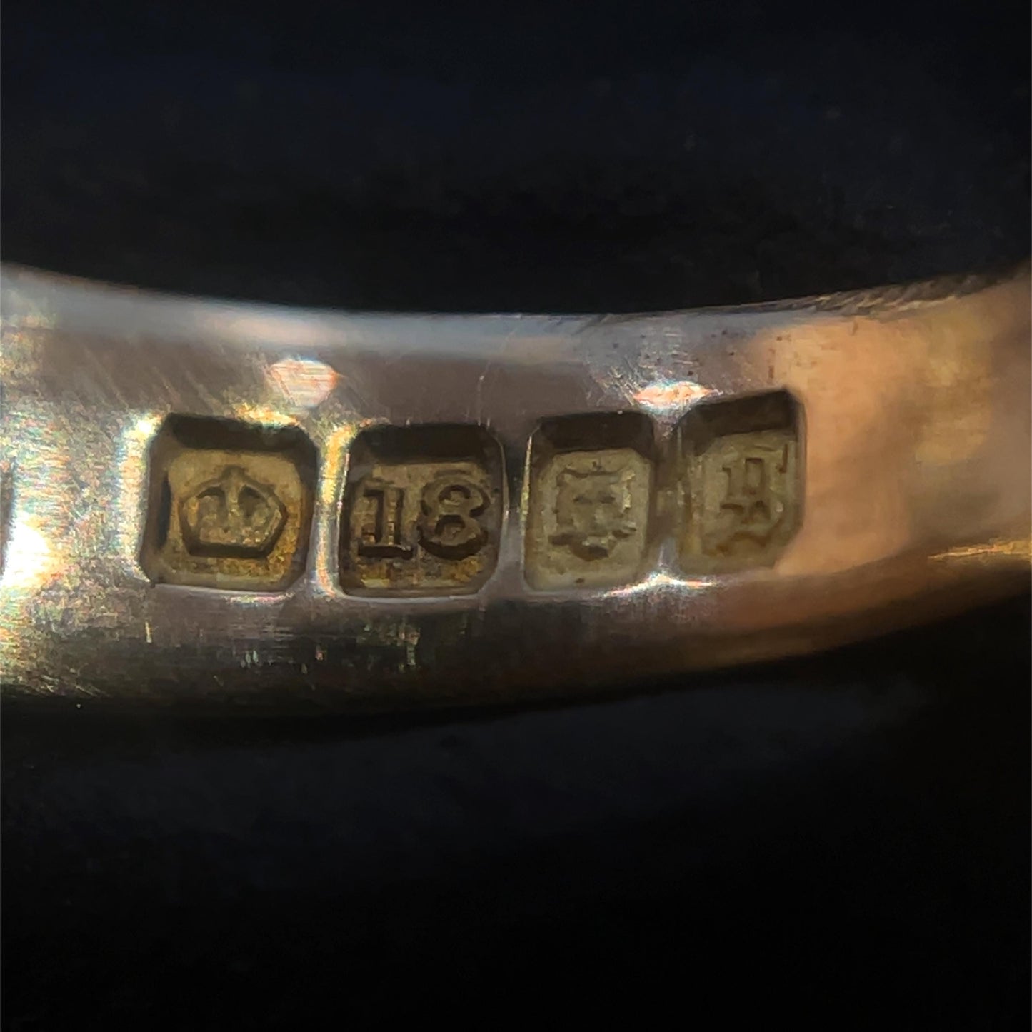 Antique 18ct Gold Seal Engraved Signet Ring. Hamilton Family Crest English Hallmarked 1922.