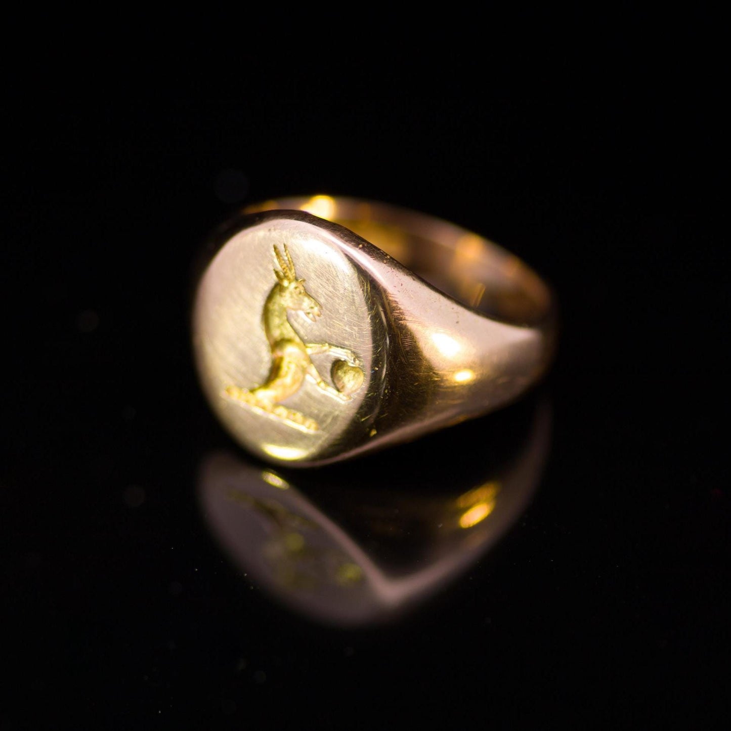 Antique 18ct Gold Seal Engraved Signet Ring. Hamilton Family Crest English Hallmarked 1922.