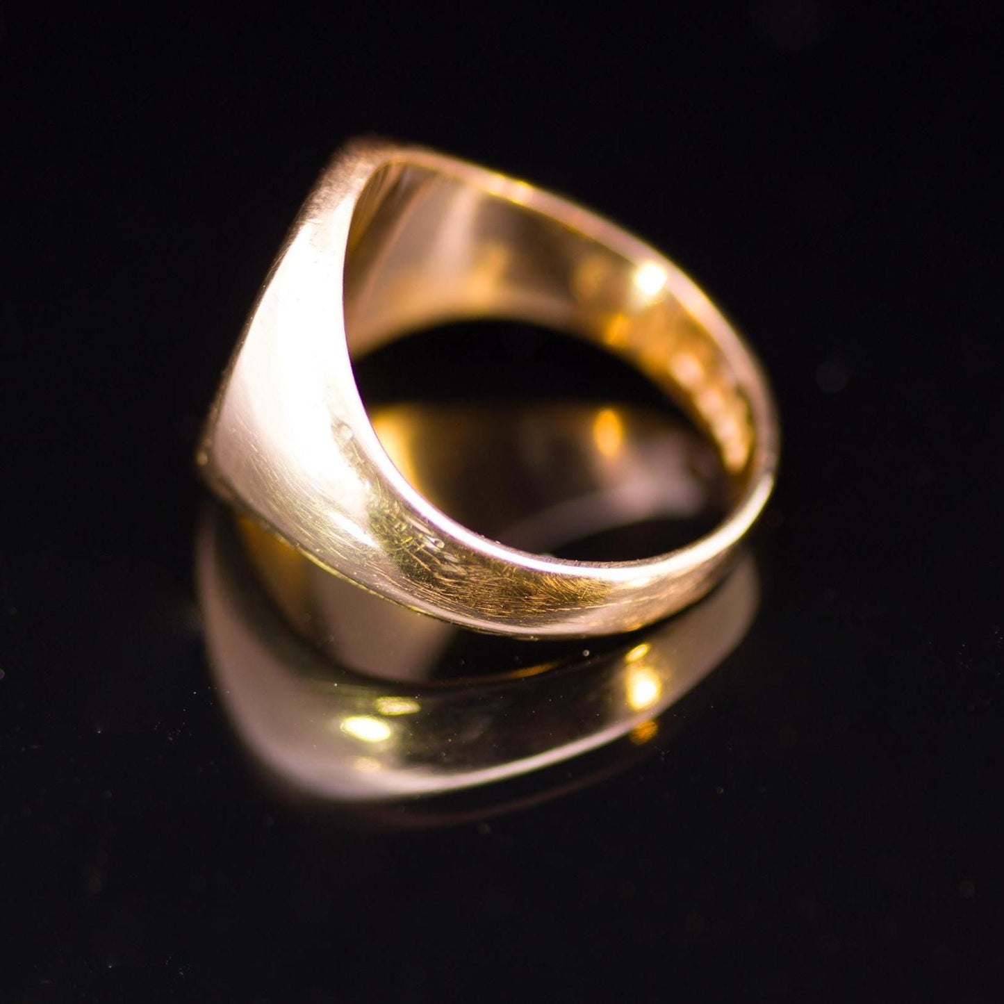 Antique 18ct Gold Seal Engraved Signet Ring. Hamilton Family Crest English Hallmarked 1922.