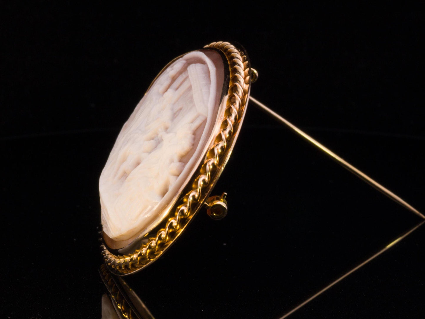 Stunning Antique 9ct Gold Shell Cameo Brooch. Beautiful Carving, Quality Heavy Gold Mount.