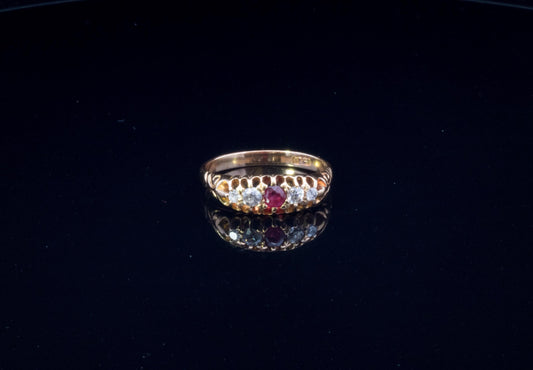 Antique Ruby and Old European Cut Diamond 5 Stone Carved Ring. 18ct Gold. English. Late Victorian 1890-1900